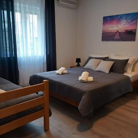 Apartment Dora-100M From The Central Beach Makarska Exteriör bild