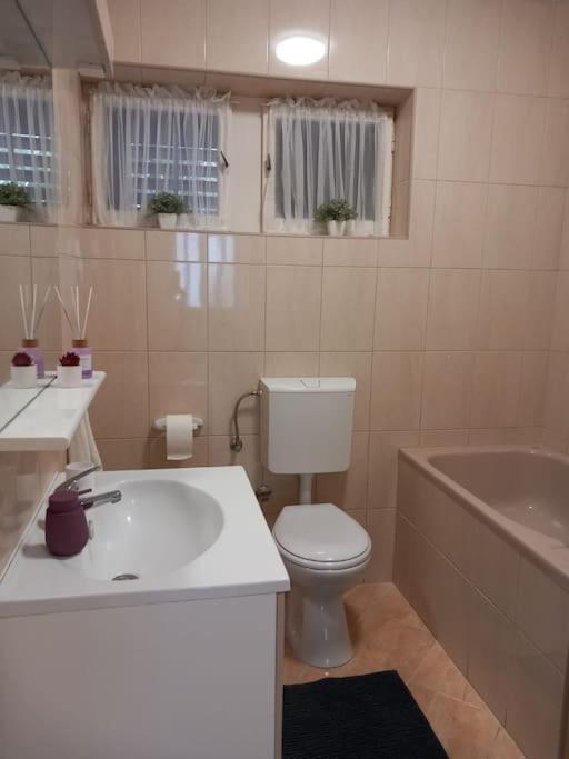 Apartment Dora-100M From The Central Beach Makarska Exteriör bild