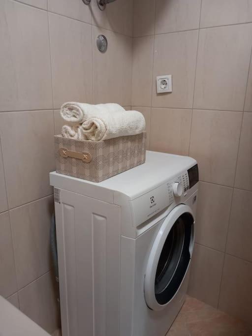 Apartment Dora-100M From The Central Beach Makarska Exteriör bild