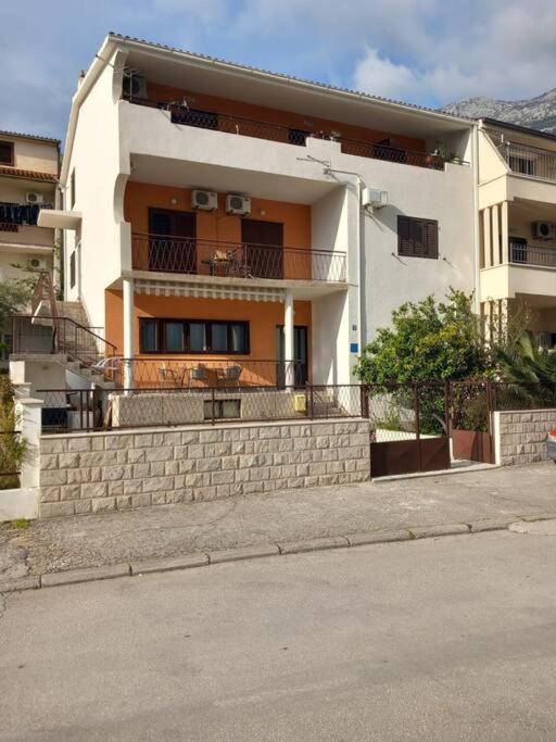 Apartment Dora-100M From The Central Beach Makarska Exteriör bild